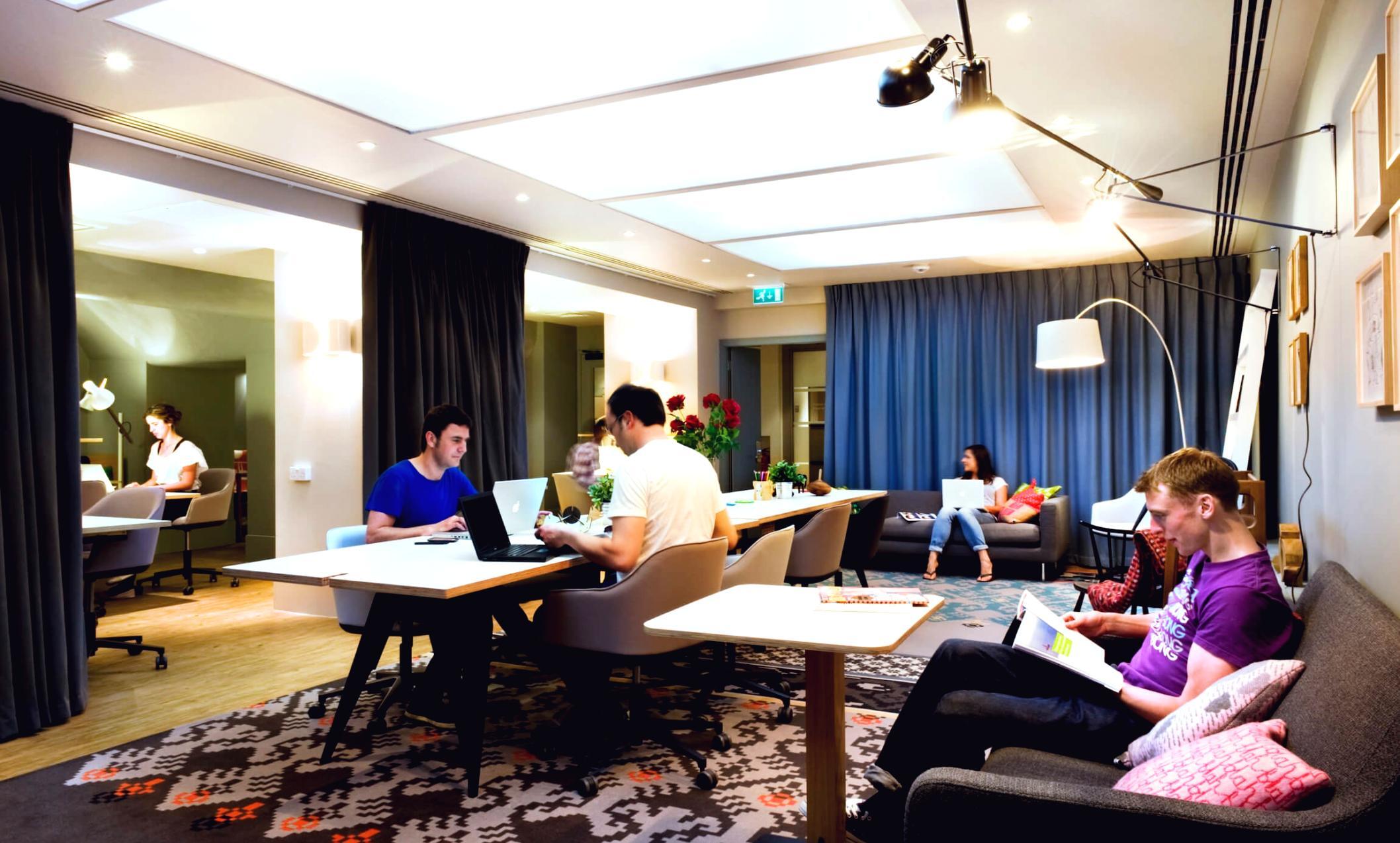 Команда Radiuexlex Hub за роботою